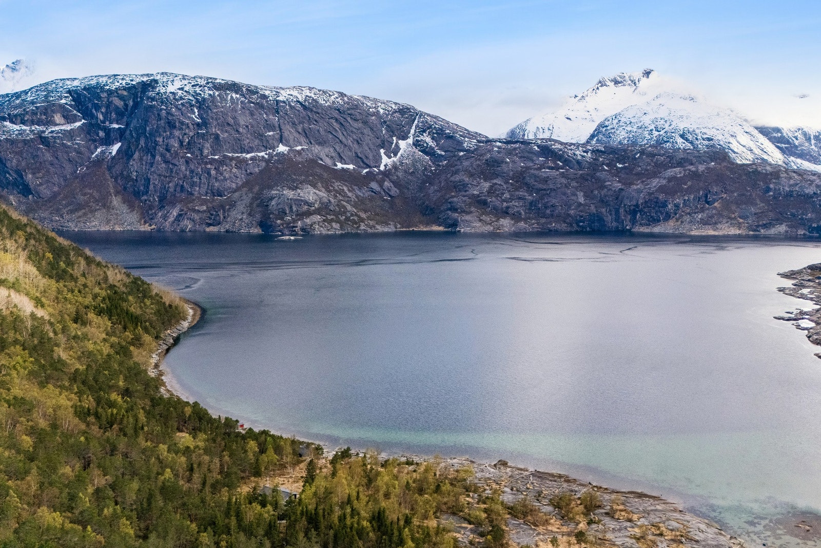 Beliggenheten i Elvefjorden gir deg nærhet til storslått natur og gode turmuligheter rett utenfor døren. Galleribilde