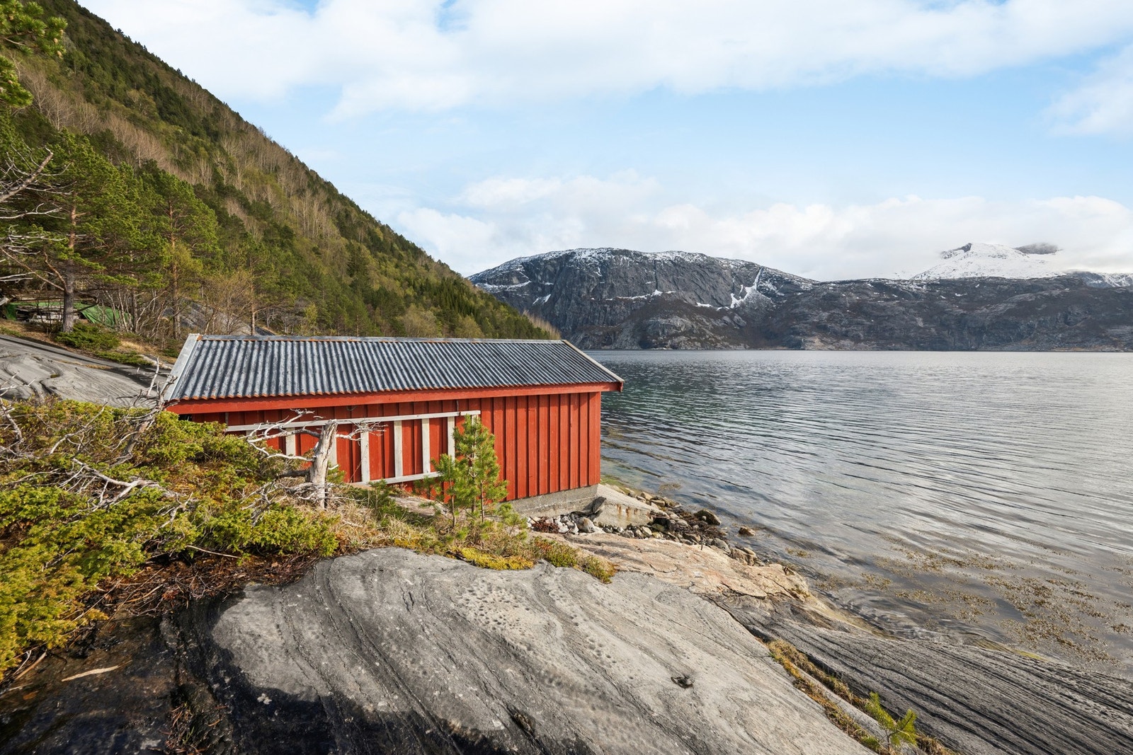 Naust er plassert på annen manns grunn, se prospekt. Galleribilde