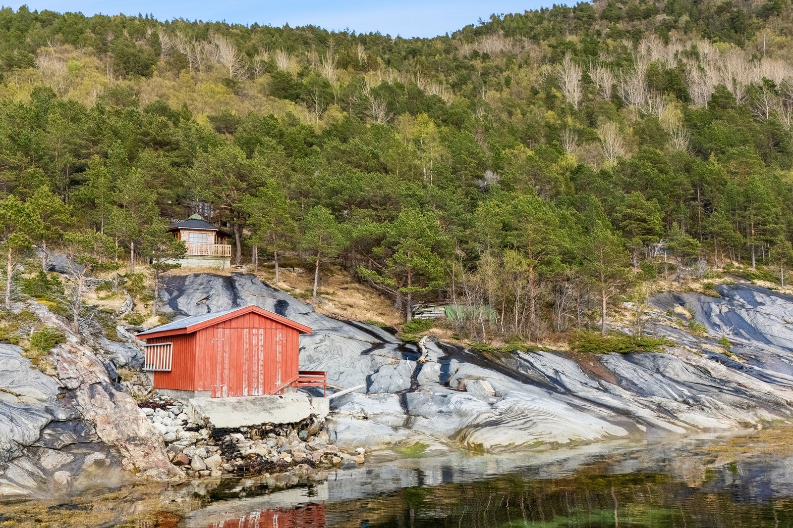 Naust er plassert på annen manns grunn, se prospekt. Galleribilde