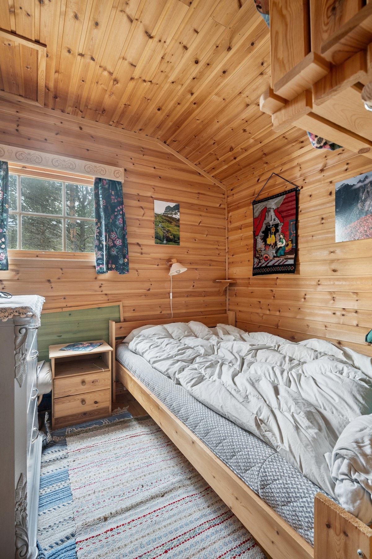 Det andre soverommet har plass til dobbeltseng og oppbevaring. Galleribilde