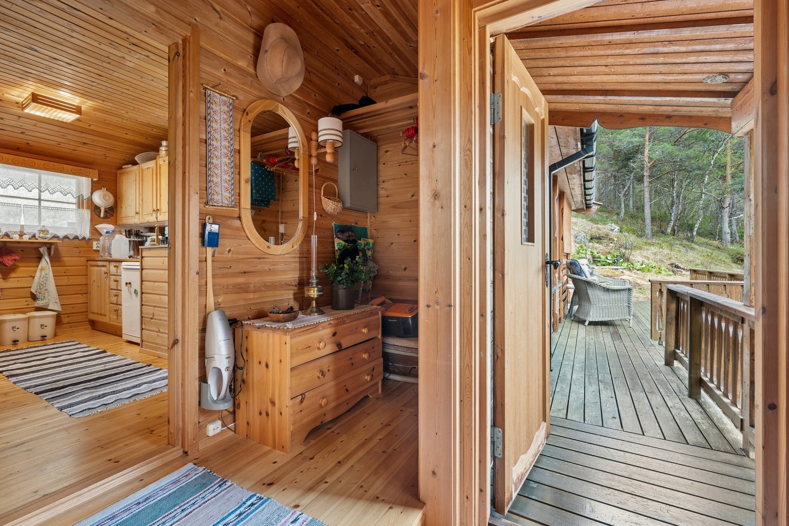 Entré med plass til kommode, jakkeoppheng og skohylle. Galleribilde