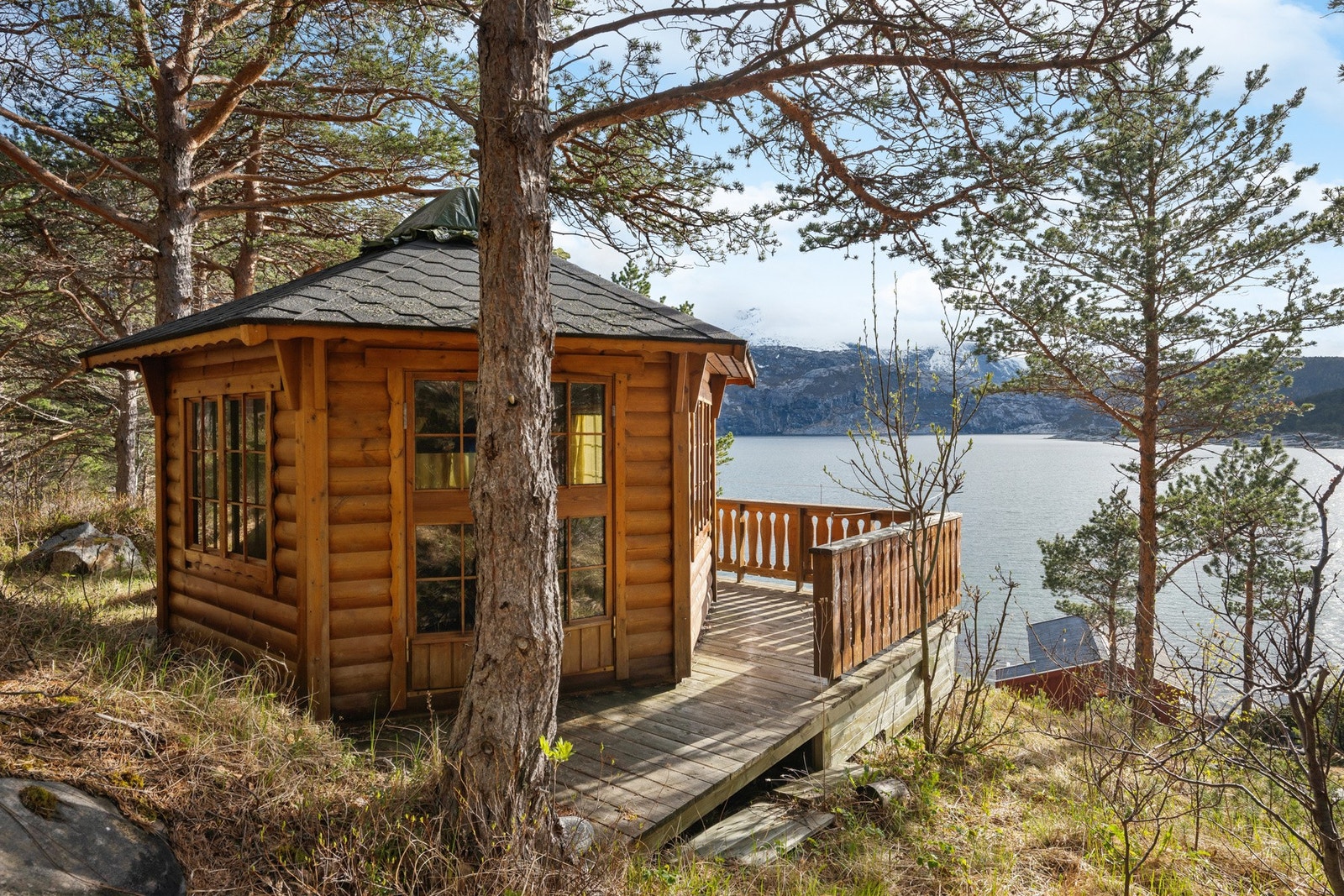 På tomten er det etablert et grillhus bygget i laftet tynnplank, et hyggelig samlingspunkt uansett vær. Galleribilde