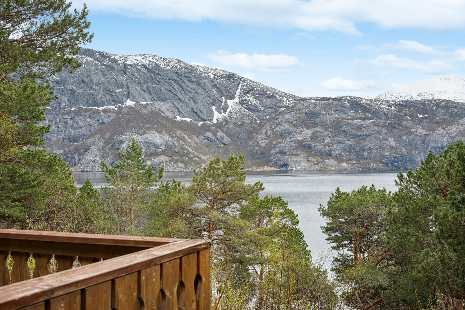 Fra eiendommen er det åpen utsikt mot fjorden og fjellene. Galleribilde