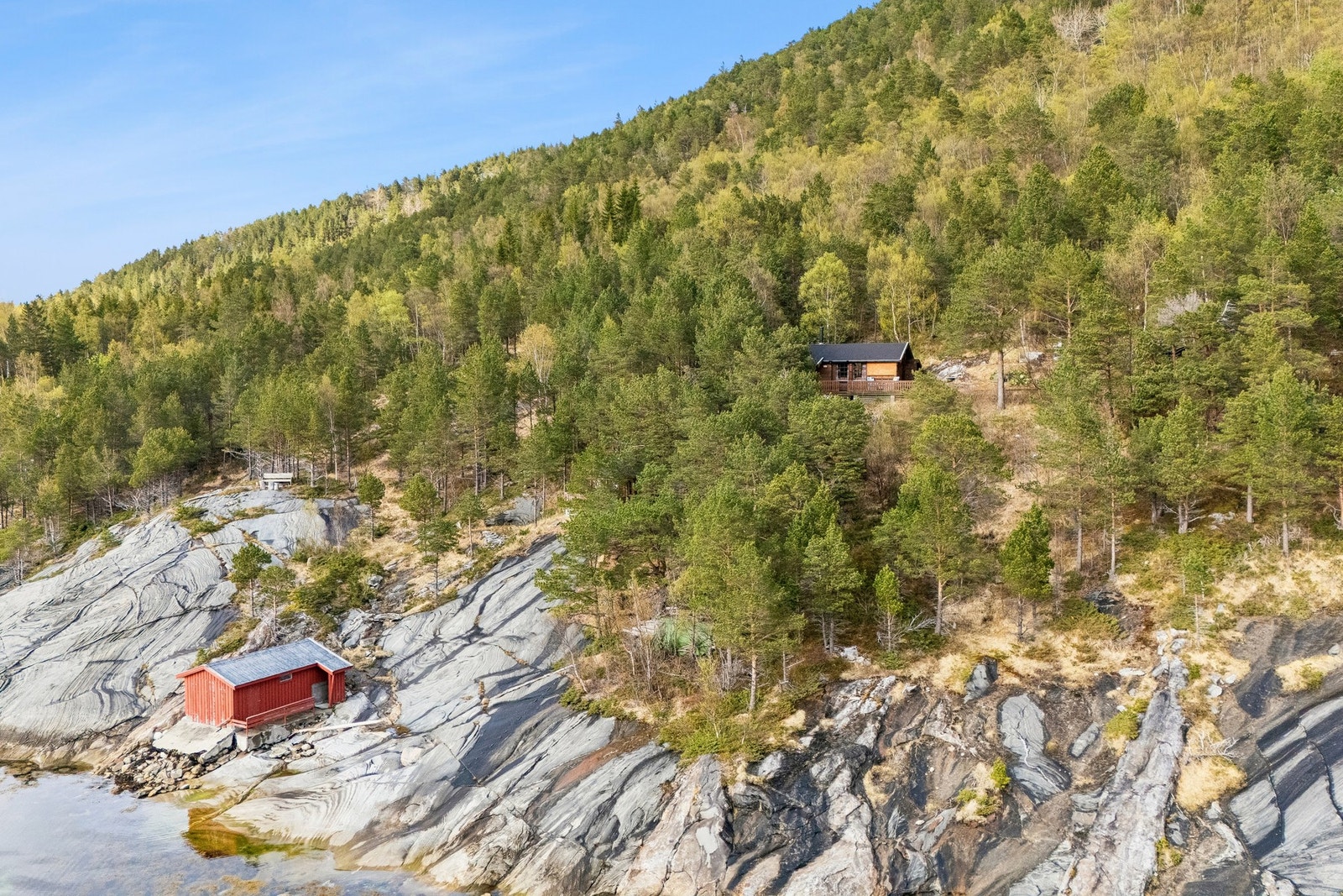 Hytta ligger i naturskjønne omgivelser - kun 50 meter fra sjøen! Galleribilde