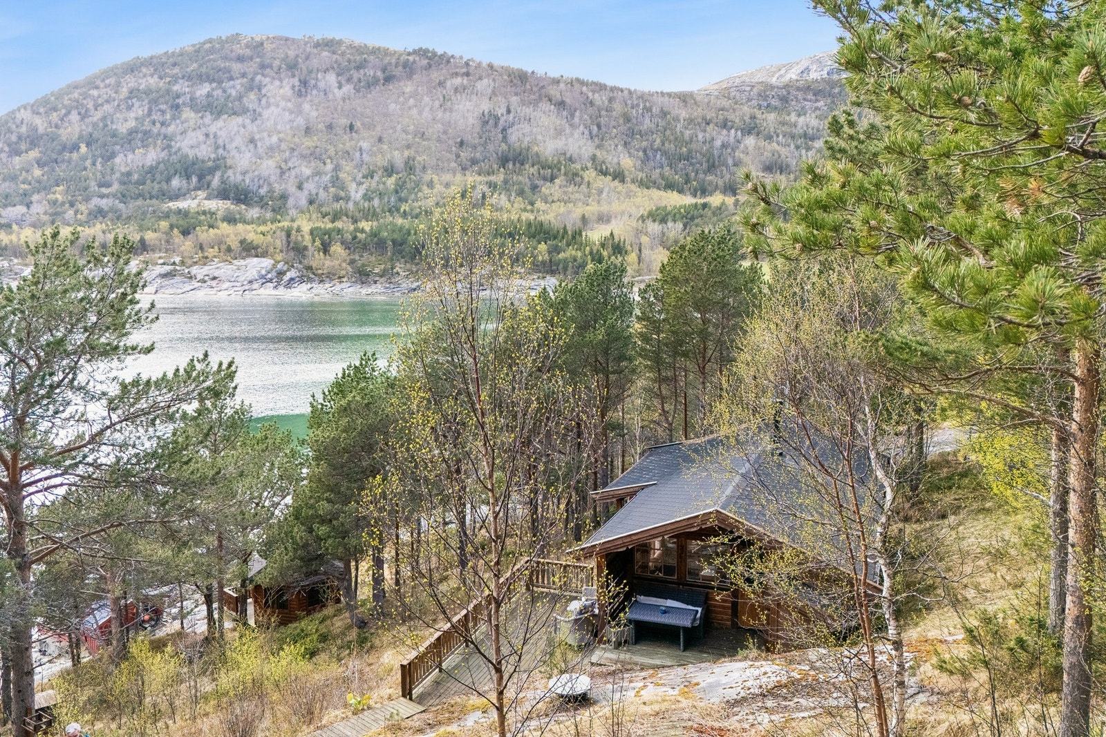 I tillegg til hytta og grillhuset, finnes det også en utedo og et røykeri på eiendommen. Galleribilde
