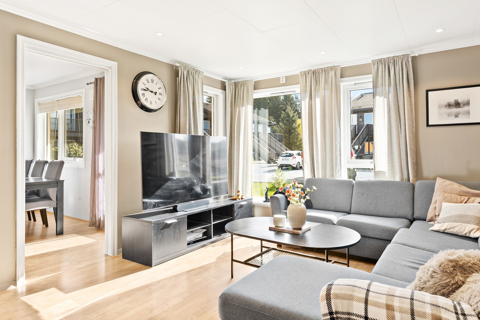 Fra stuen er det åpning til kjøkken med praktisk skyvedør. Galleribilde
