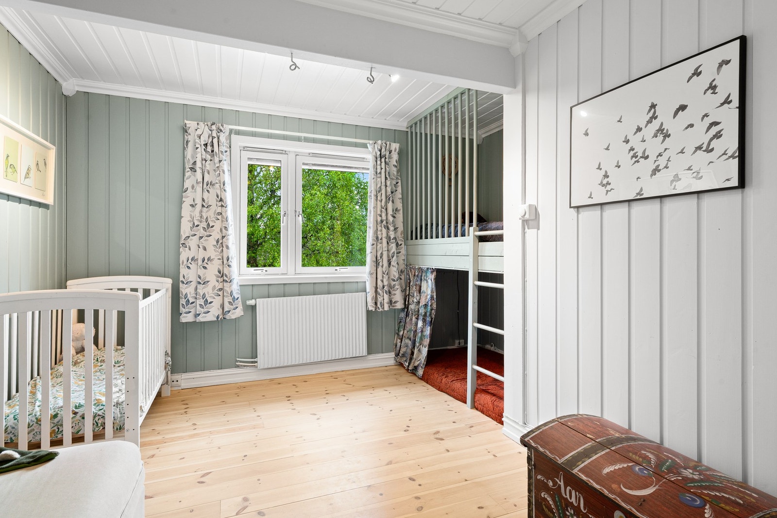 Det andre soverommet har plassbygd køyeseng og en hvit skyvedørsgarderobe. Galleribilde