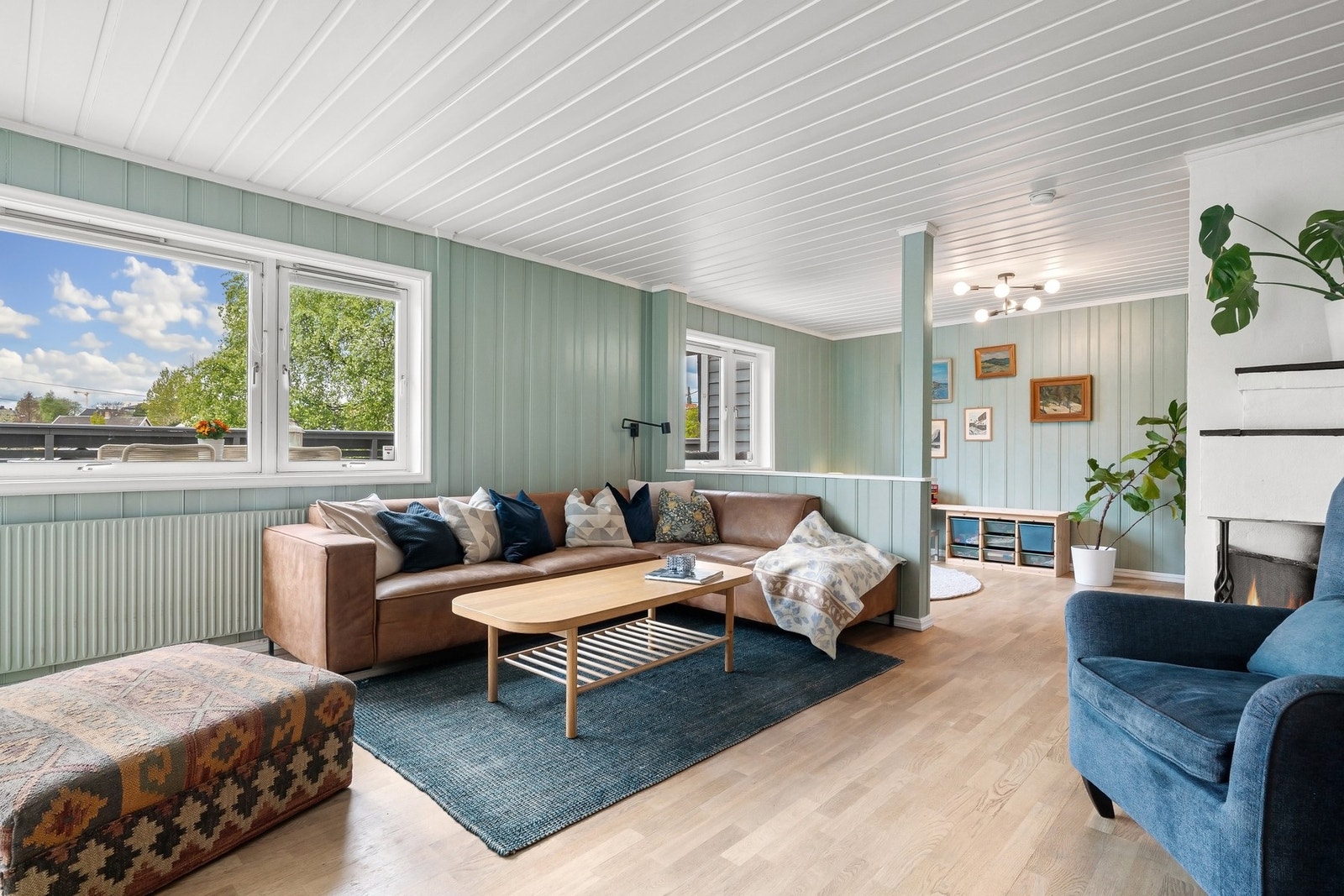 De romslige sonene gir god plass til sofagruppe, kosekrok og fullt spisestuemøblement. Galleribilde