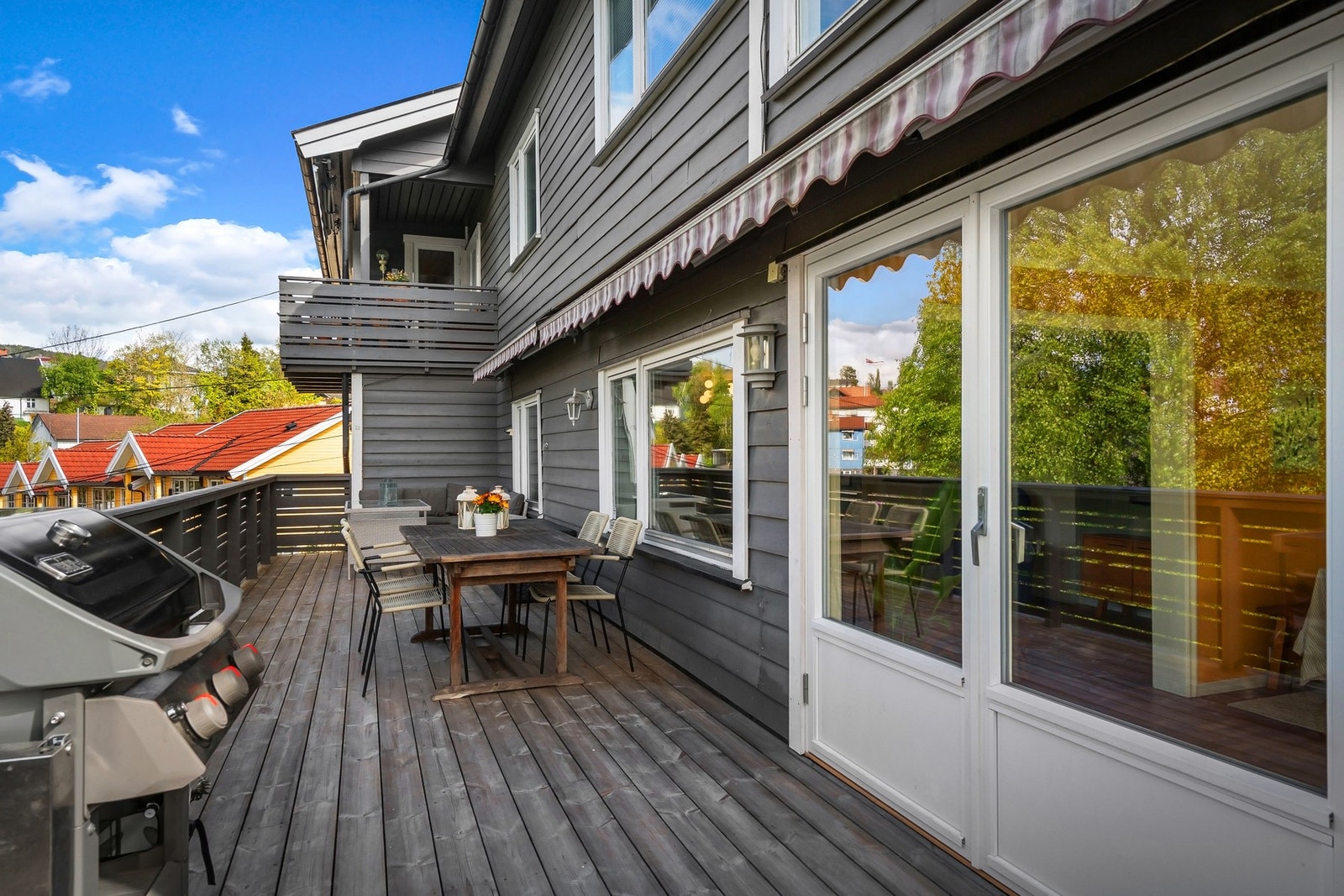 Terrassen utenfor stuen er nylig utbedret og har dekke av terrassebord, rekkverk i tre og skjermende, elektriske markiser. Galleribilde