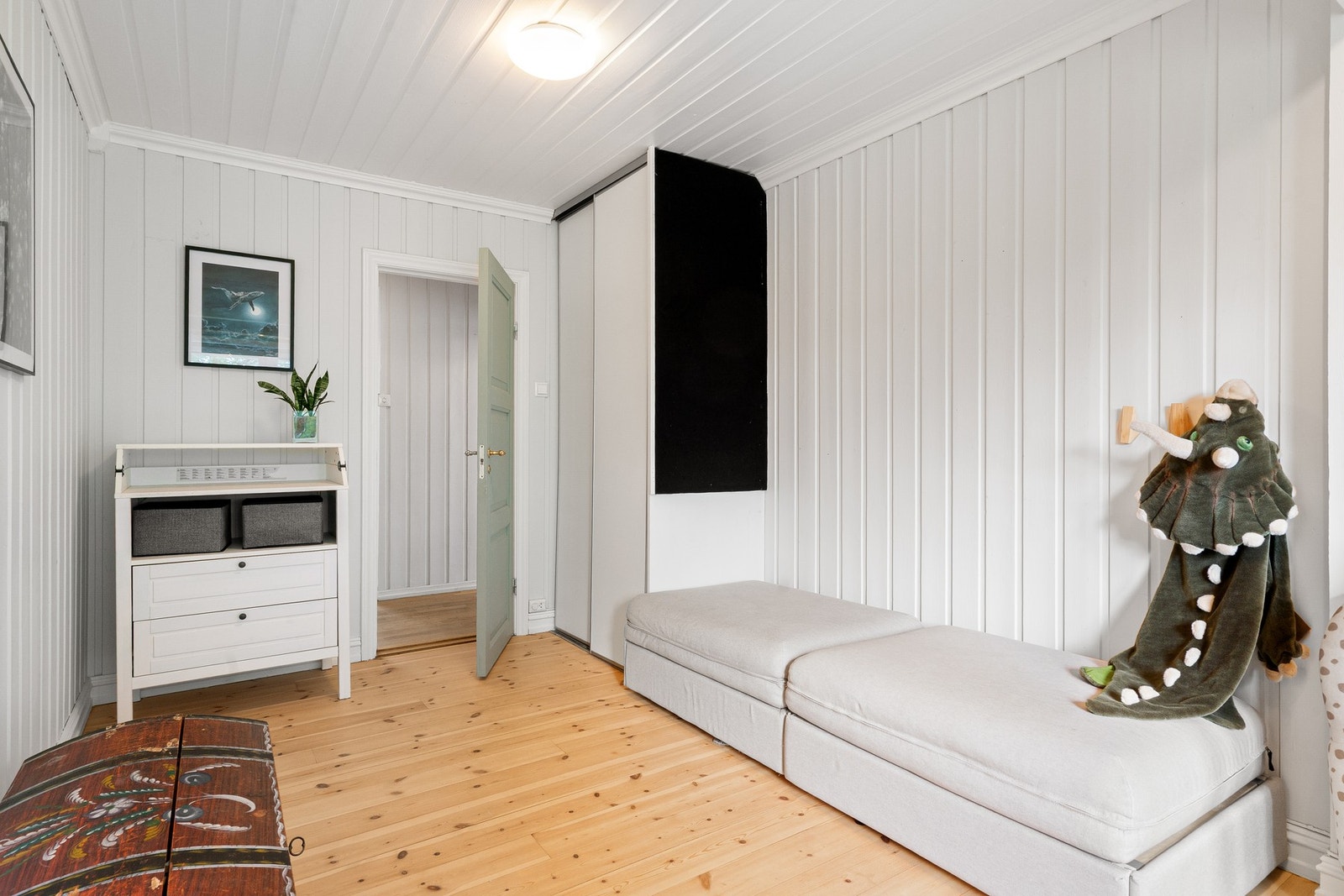 Soverommene har gulv i heltre furu som ble slipt opp for ca. 5 år siden, mens veggene er i malt panel. Galleribilde