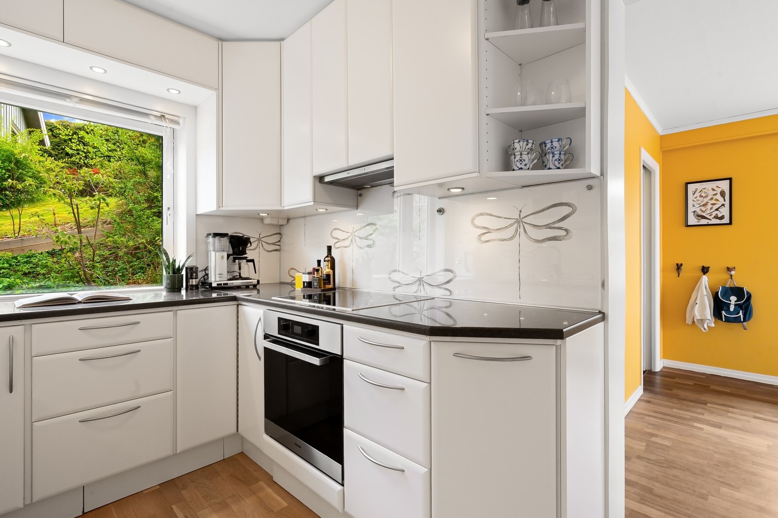 Kjøkkenet er utstyrt med integrert stekeovn, induksjonstopp, mikrobølgeovn, oppvaskmaskin, kjøleskap og slimline-ventilator. Fra spisestuen er det også inngang til en bod som er godt egnet som spiskammers og med god plass til fryser. Galleribilde