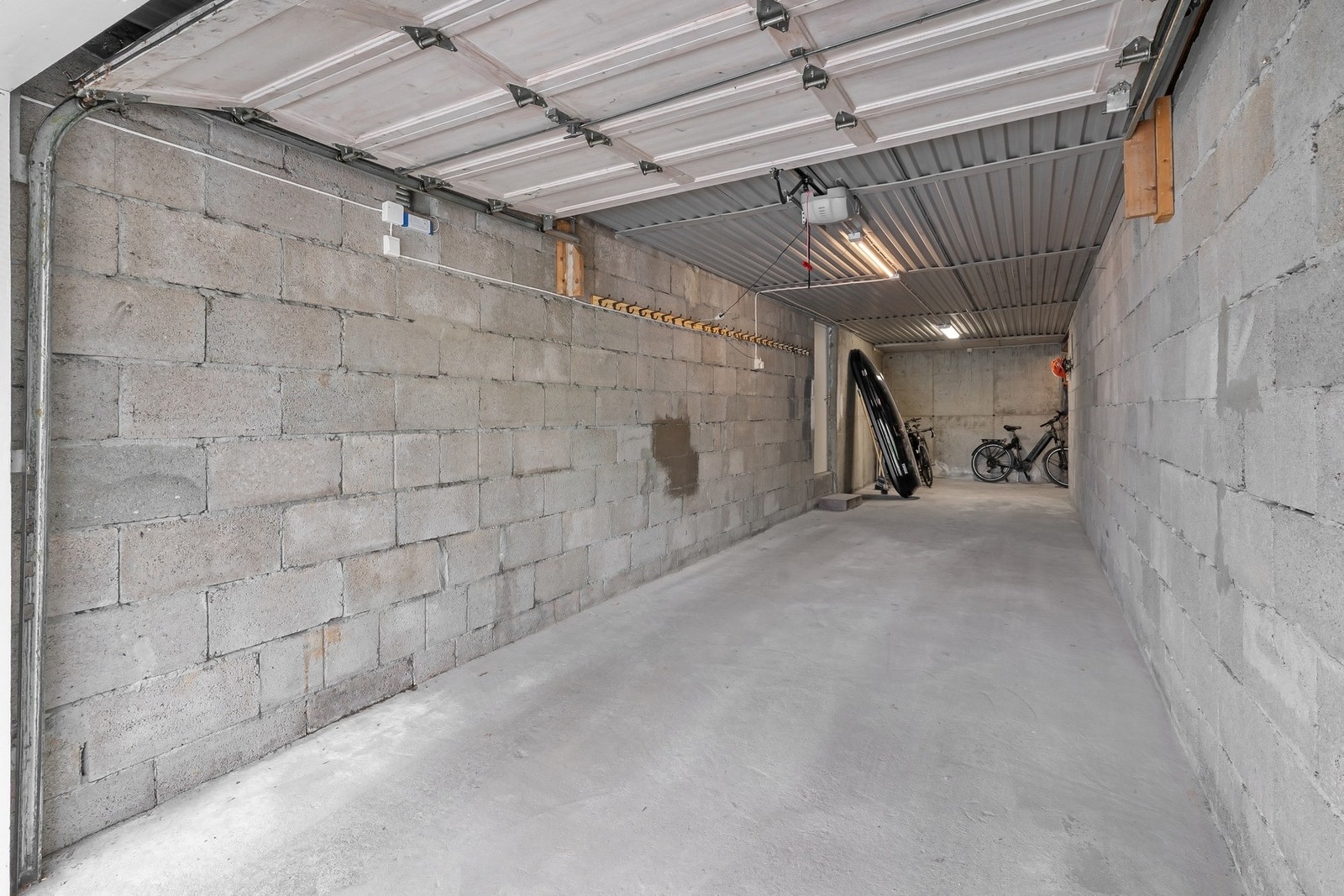 Det er parkering i garasjen som ligger nærmest seksjonens hybel. Denne er ca. 42 kvm og har plass til to biler i rekke. Det er også mulig å parkere fremfor garasjeporten. Det er lagt opp egen kurs(10A) og stikkontakt til elbil i garasjen. Galleribilde