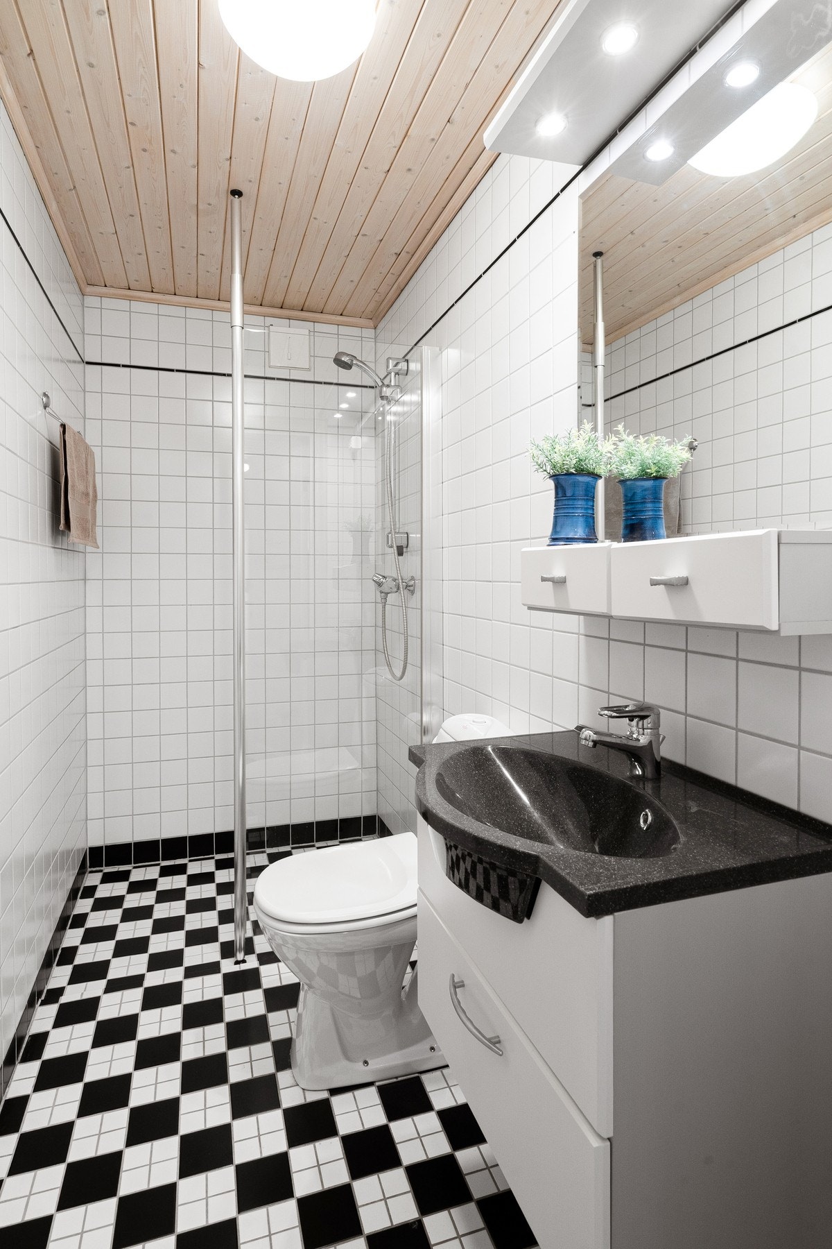 Det minste badet ligger vegg-i-vegg, og er fra 2000-tallet. Badet har gulvvarme og panelhimling med taklampe. Innredningen består av servant og servantskap, speil med hylle og overlys, toalett og en dusjnisje. Galleribilde