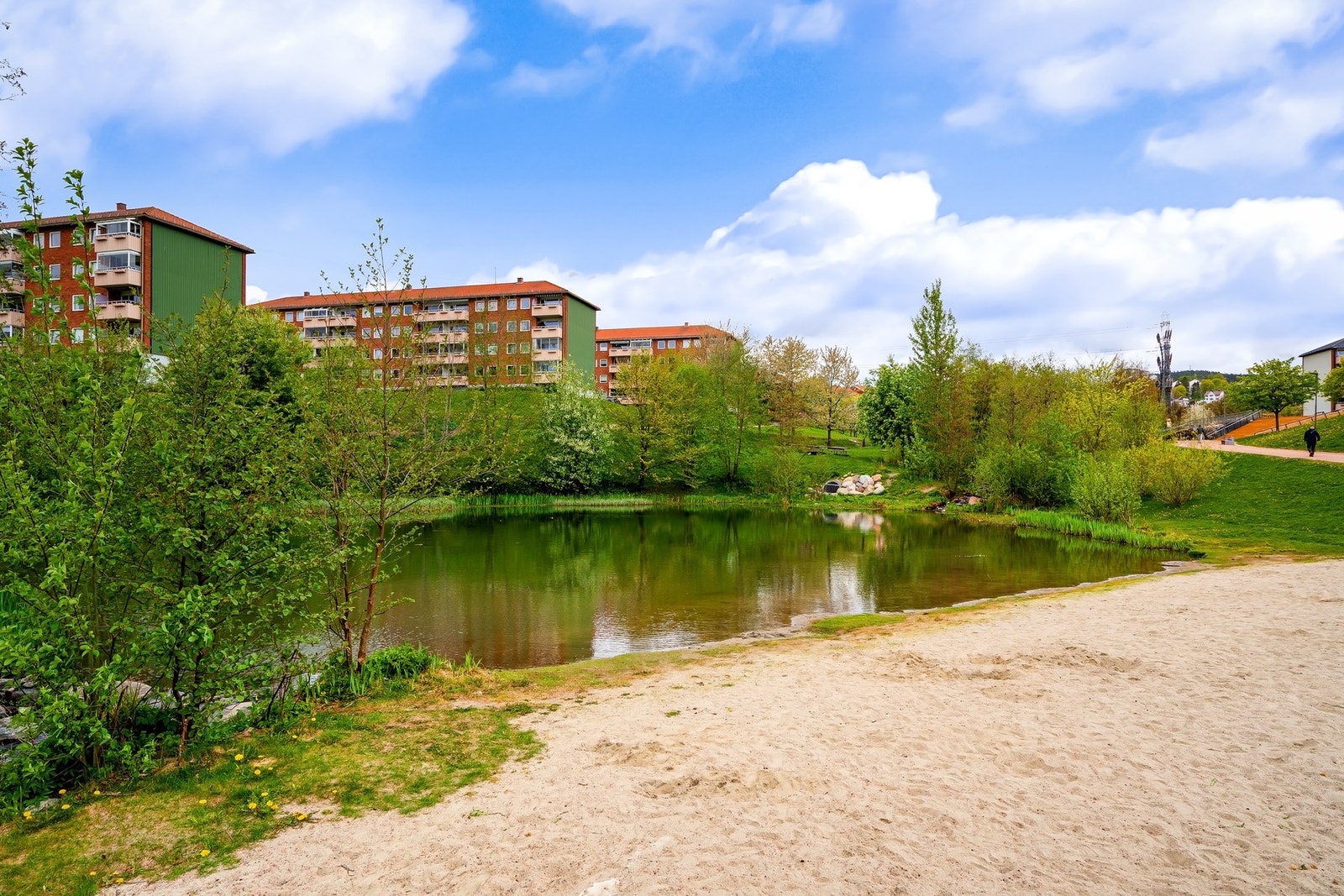Kort vei til flere park- og rekreasjonsområder som Bjerkedalen park/Bjerkedalsdammen. Galleribilde