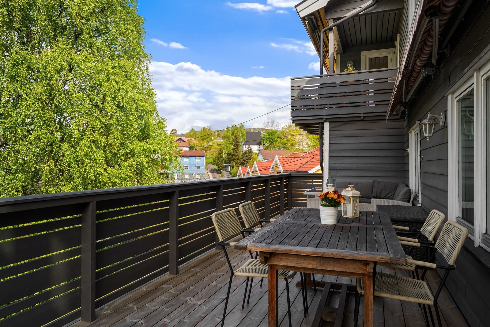 Uteområdene har svært gode solforhold og god plass til utemøbler, grill og sosiale soner. Galleribilde