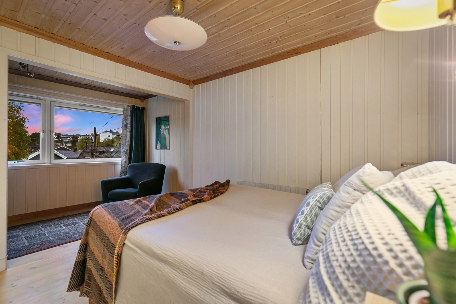 Leiligheten har to store soverom i første etasje, samt et kontor med trapp ned til kjelleren. (Planløsningen kan gi mulighet for et ekstra soverom i del av stuen). Galleribilde