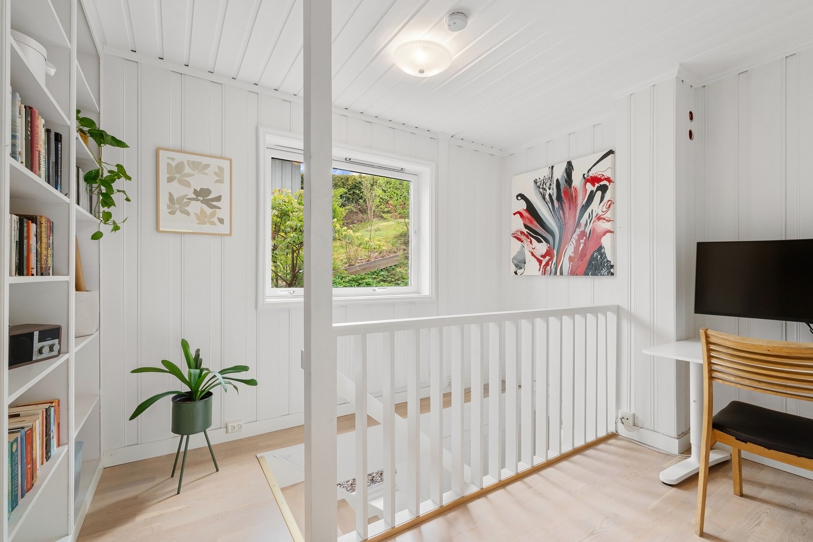 Kontoret er innredet med bokhylle fra gulv til tak. Galleribilde