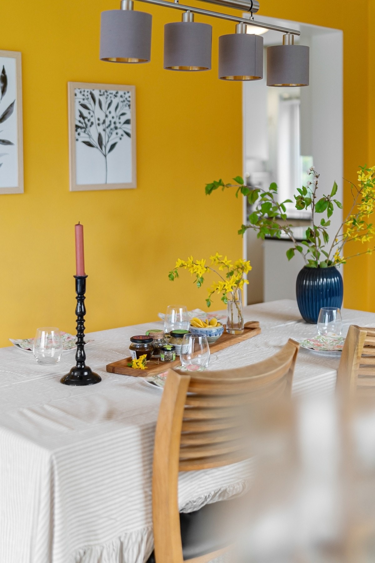 I spisestuen er veggene glatte og malt i en solgul farge, samt himling som er glatt og hvitmalt. Galleribilde