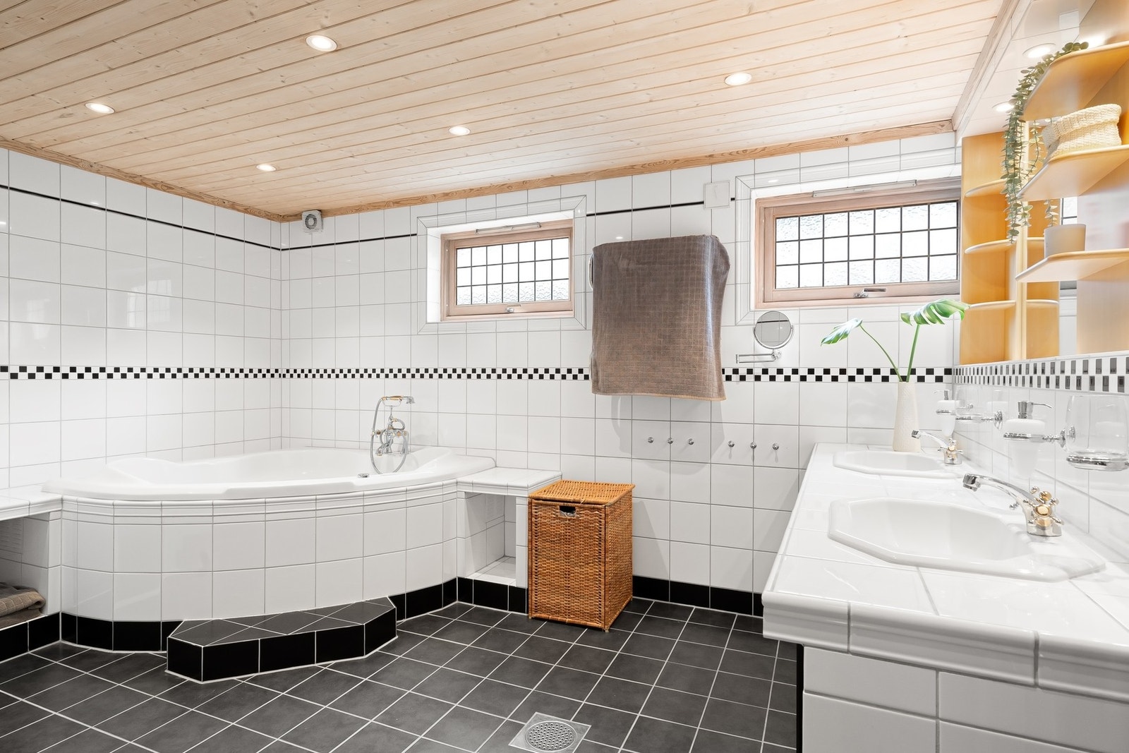 Boligen har to bad i første etasje. Hovedbadet er ekstra romslig og ble etablert på 2000-tallet og utbedret i 2019 med nye fliser, gulvvarme og smøremembran. Galleribilde