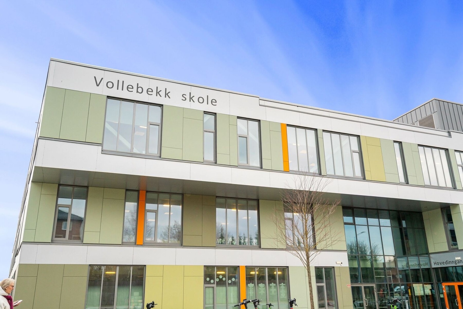 Fra eiendommen er det ca. 10 minutters gange til Vollebekk barne- og ungdomsskole. Det finnes flere videregående skoler i nærliggende områder, samt et godt utvalg av både private og kommunale barnehager. Orelia er nærmeste barnehage. Galleribilde