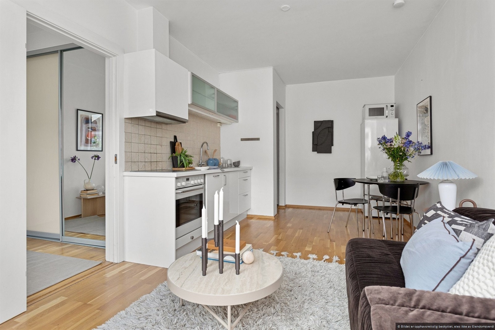Lys leilighet som ble malt sommer 2022. Galleribilde