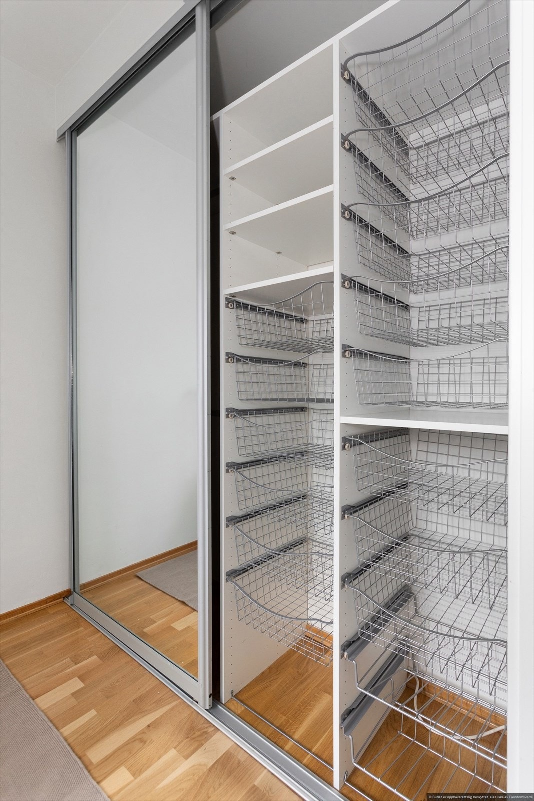 Skyvedørsgarderobe soverom. Galleribilde
