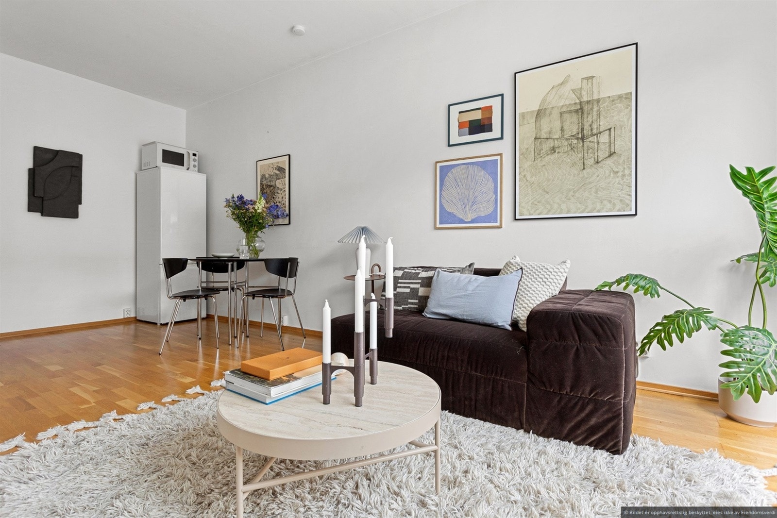 Hyggelig stue med utgang balkong og plass til sofadel og spiseplass. Galleribilde