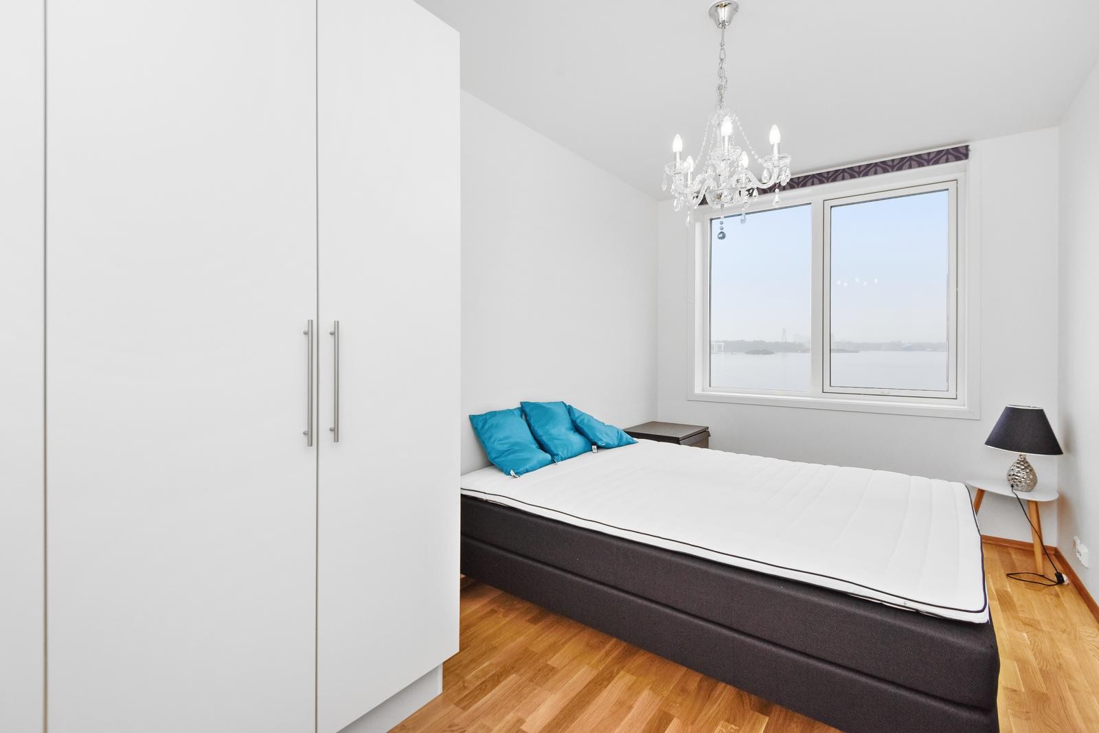 Romslig soverom med garderobe Galleribilde