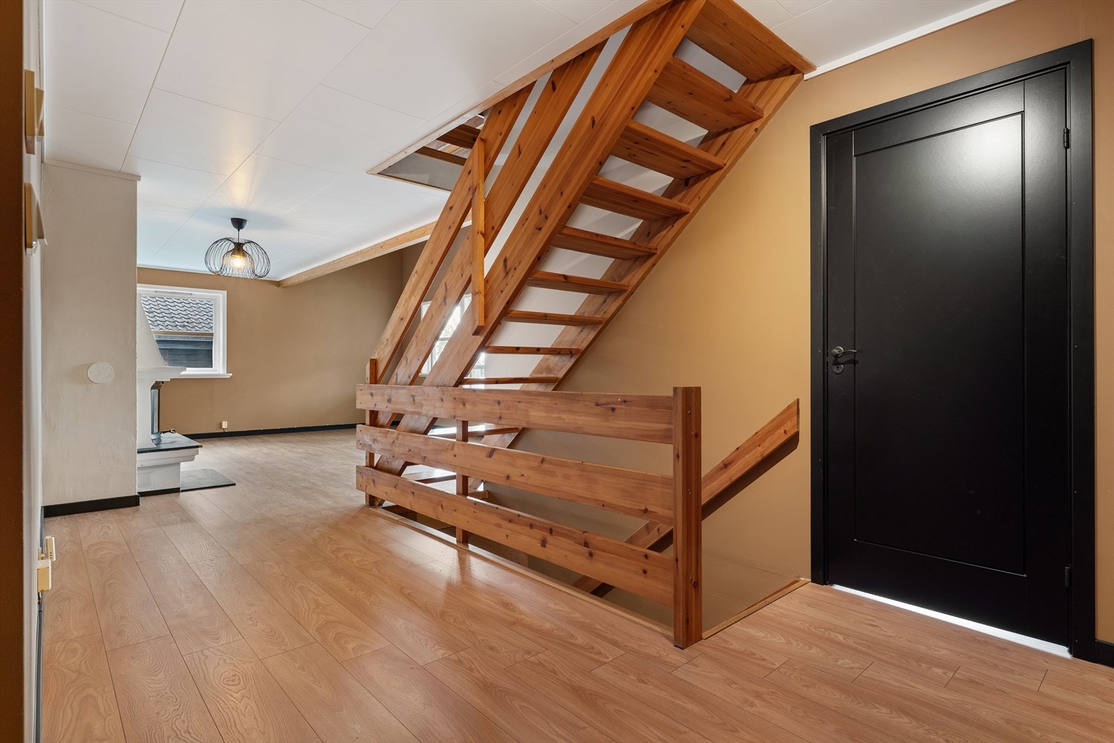 Via trappen har en adkomst til både loft og underetasjen. Galleribilde