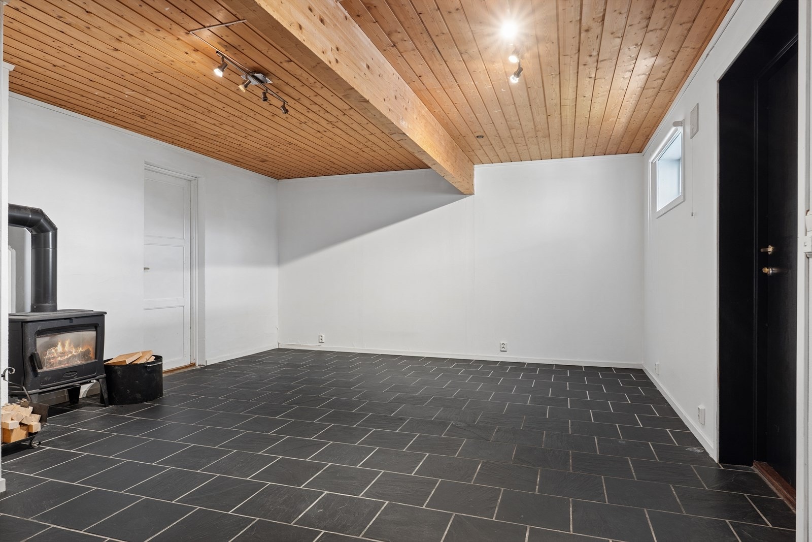 Rommet har en stemningsfull peisovn som gir god varme på kalde dager. Galleribilde
