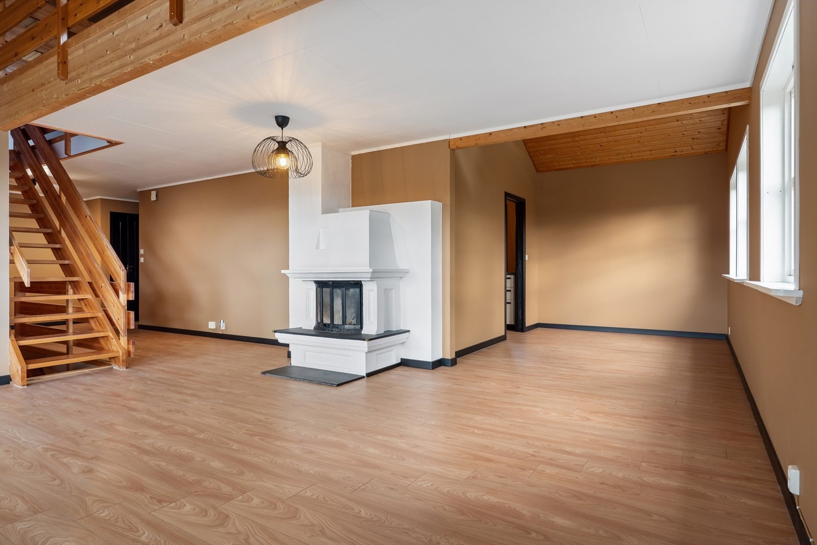 Rommet har god plass til å innrede med både en stor sofagruppe og en egen spiseplass. Galleribilde