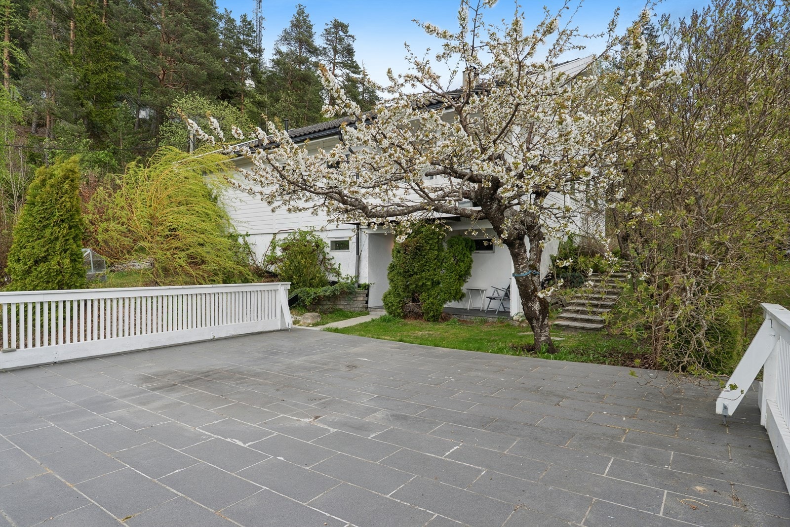 Den store, flislagte takterrassen er et flott samlingspunkt for familie og venner. Galleribilde