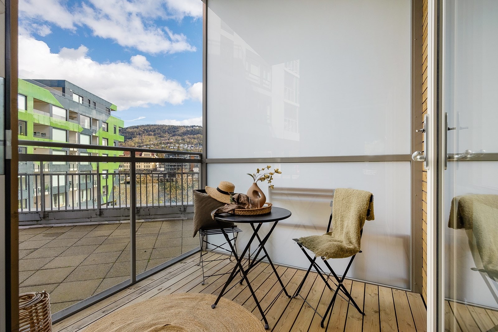 Skjermet balkong på ca. 5 m² med plass til en hyggelig sittegruppe. Her får man en lun uteplass med utsyn mot nærområdet og byfjellene i bakgrunnen. Galleribilde