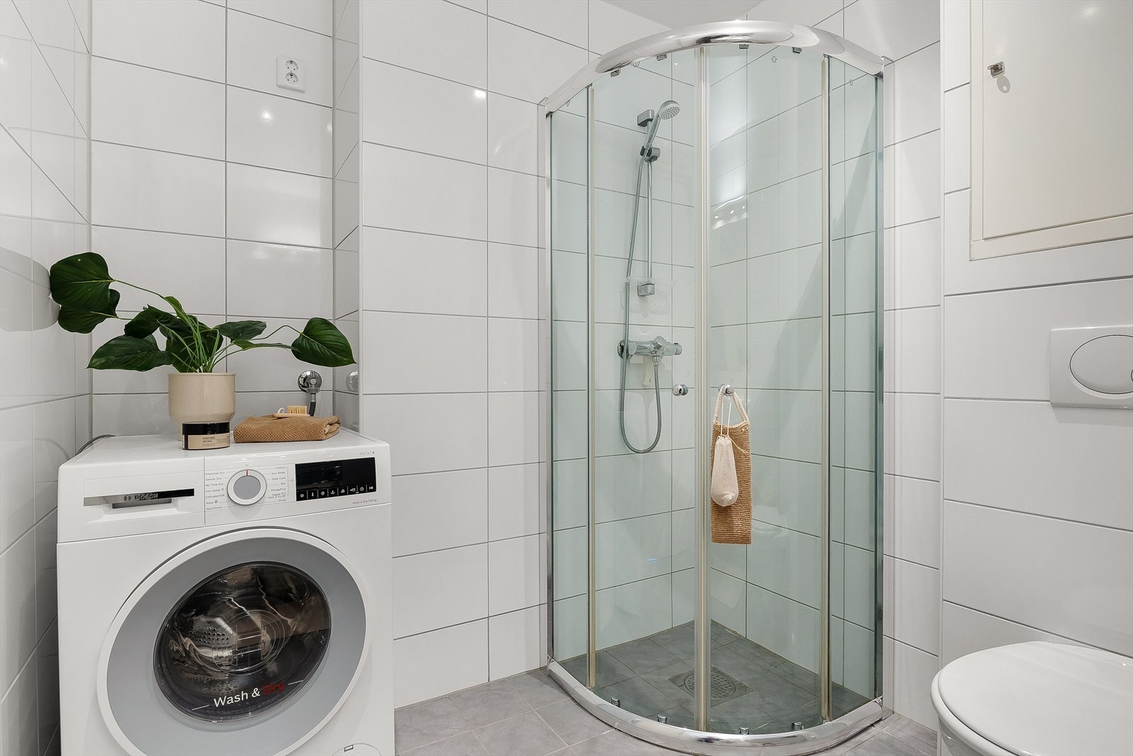 Badet har vannbåren gulvvarme, som gir ekstra komfort i hverdagen. En behagelig kvalitet som gjør rommet lunt og godt å bruke året rundt. Galleribilde