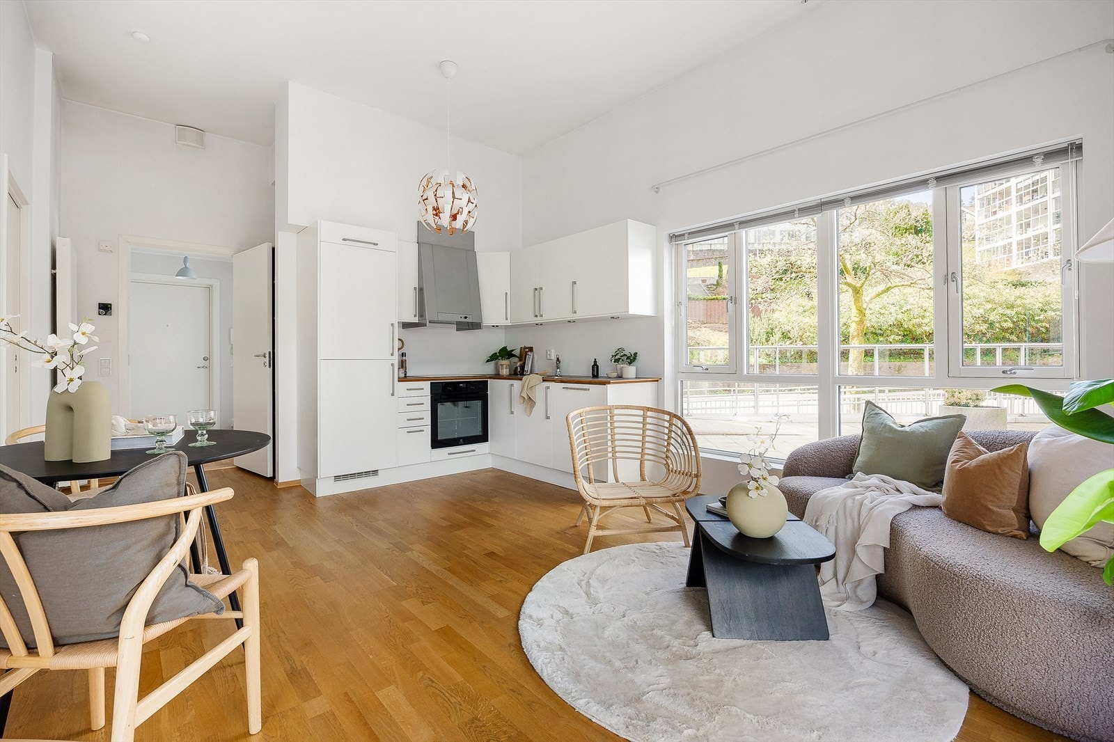 Romslig stue/kjøkken på 21,7 m² med åpen og sosial planløsning. De store vindusflatene gir rikelig med naturlig lysinnslipp, og rommet oppleves både luftig og lett å møblere med plass til sofagruppe, spisebord og kjøkkensone. Galleribilde