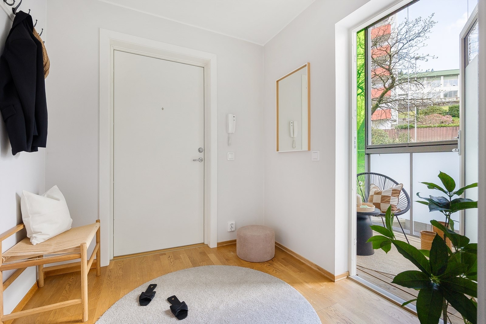 Entréen oppleves lys og romslig, med direkte utgang til innglasset balkong på 5 m². Galleribilde