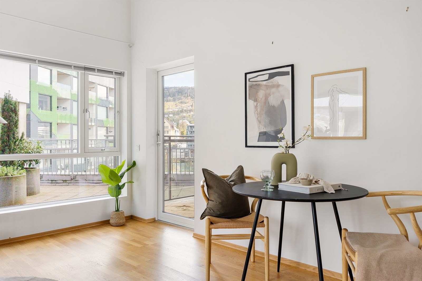 Fra stuen er det direkte adkomst til en hyggelig balkong på ca. 5 m², som fungerer som en lun og fin forlengelse av oppholdsrommet. Galleribilde