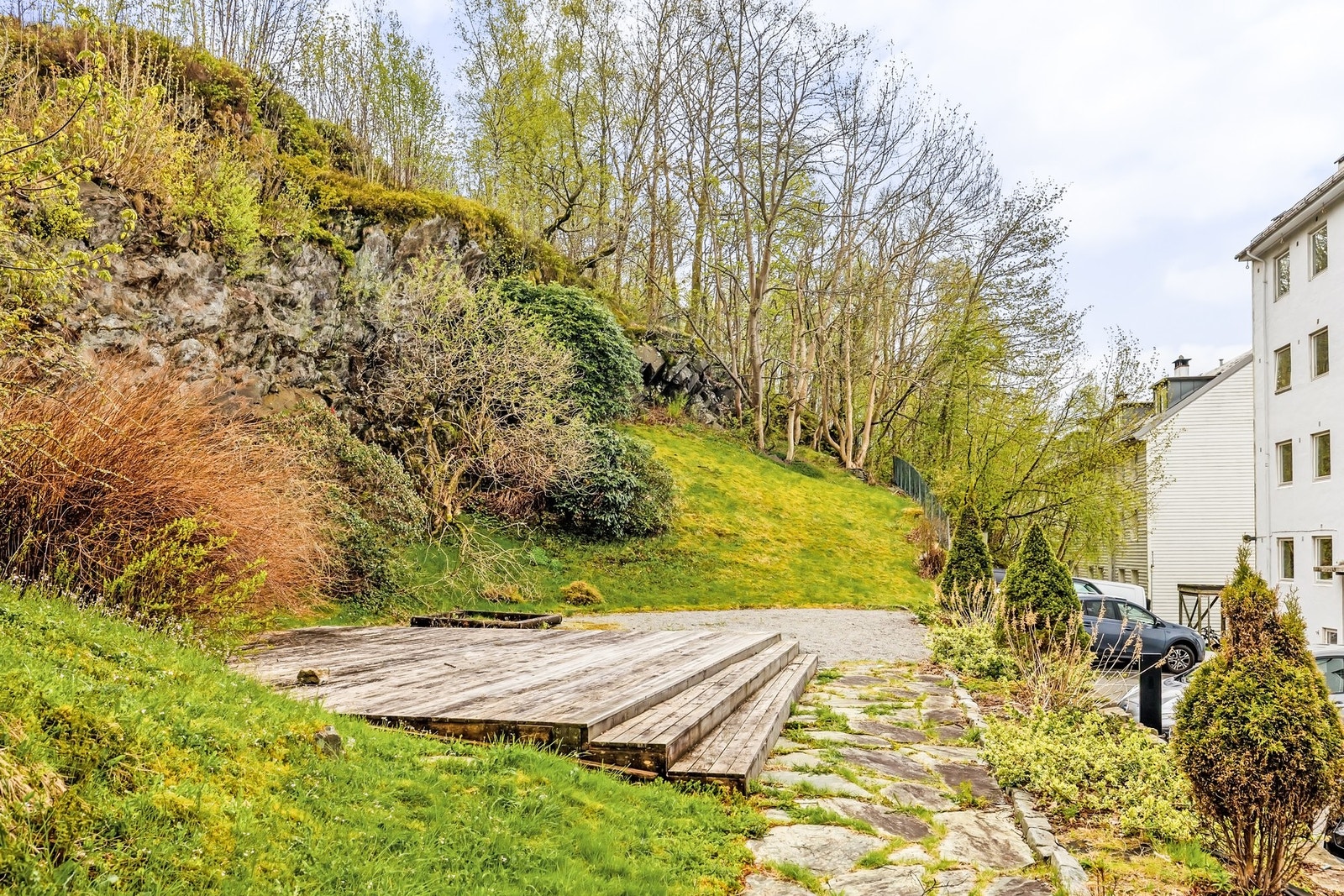 Felles uteplass som kan nytes de fineste sommerdagene Galleribilde