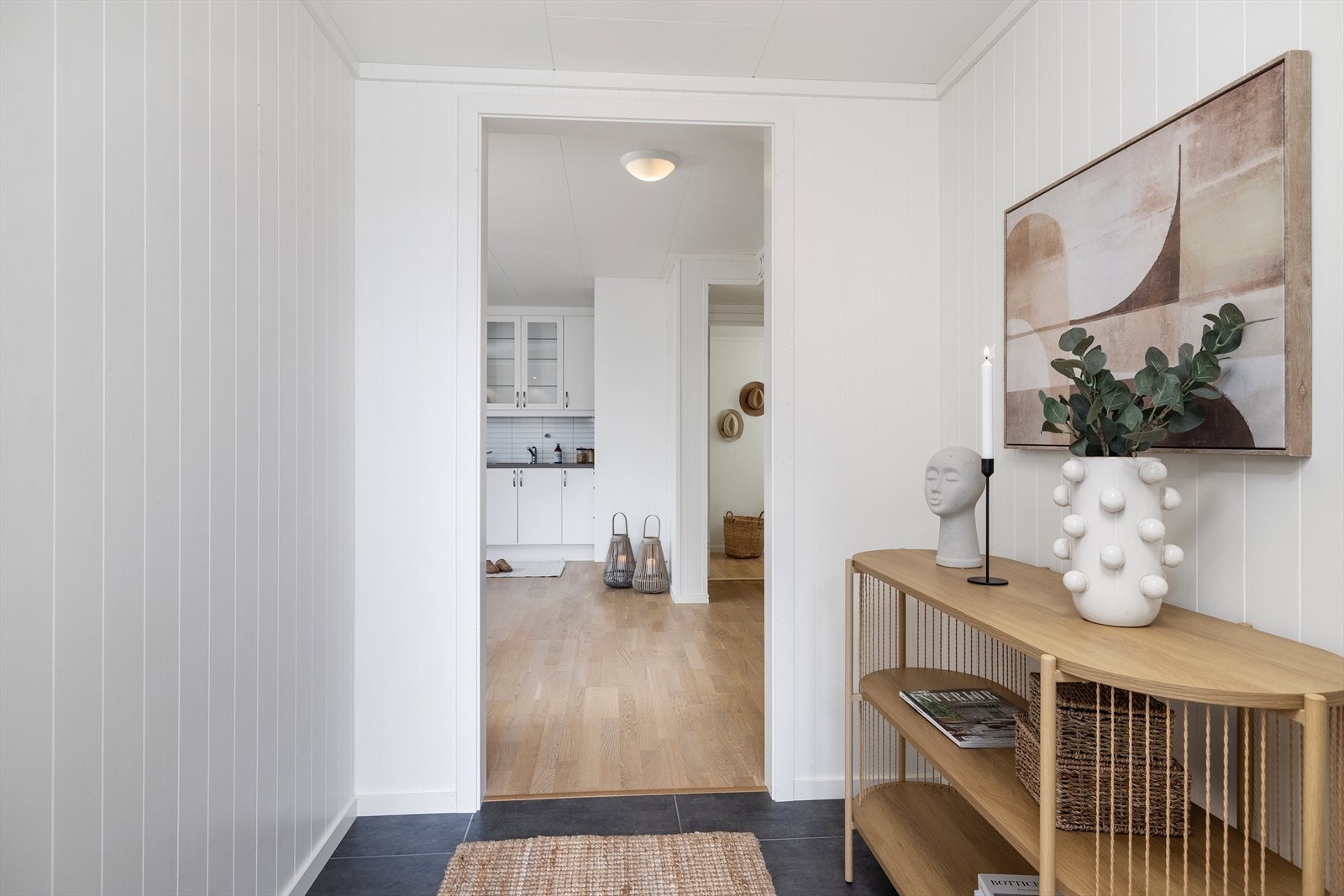 Romslig entré med flislagt gulv og god plass til oppbevaring. Galleribilde