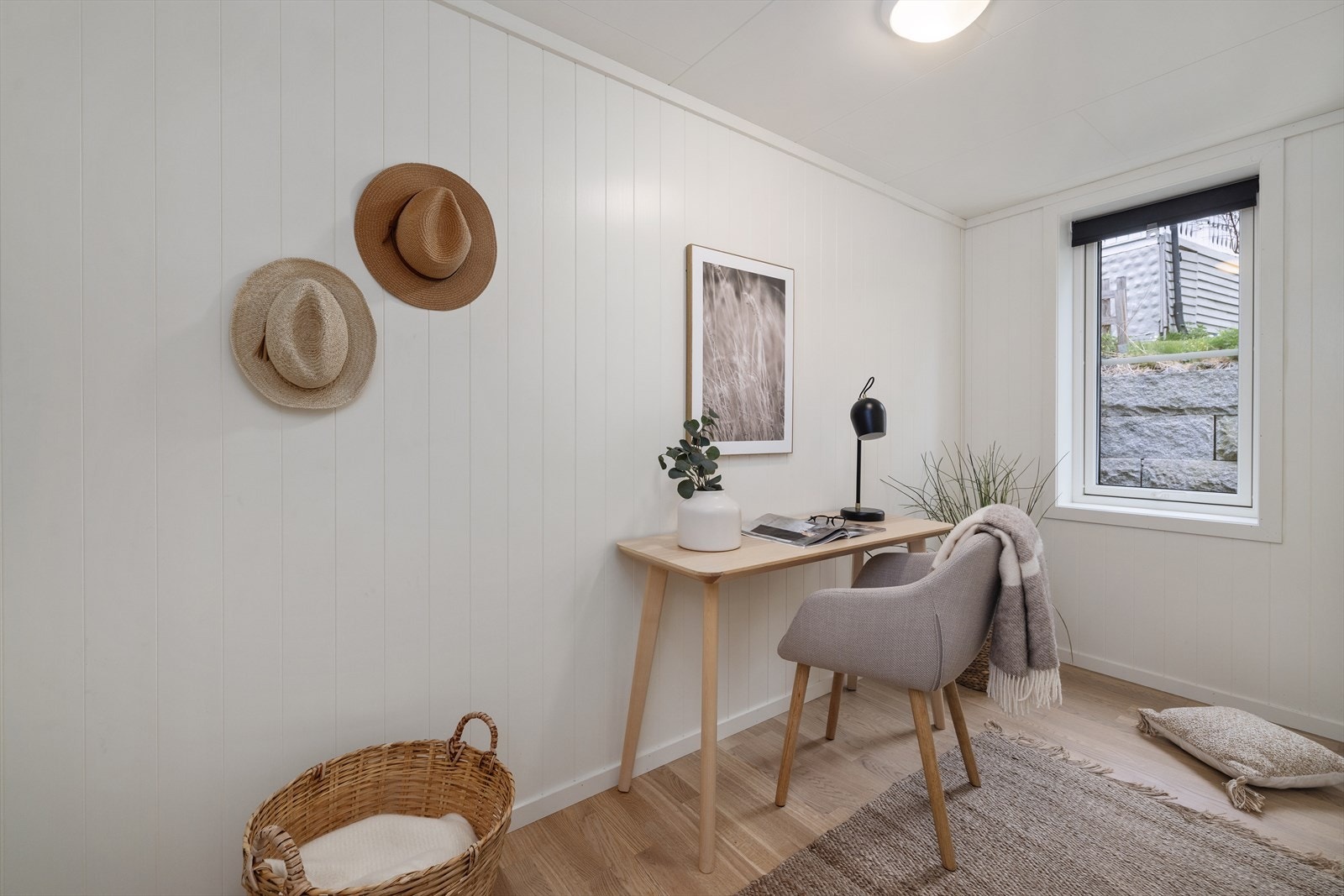Også her er det parkett på gulvet og panelplater på veggene, som i resten av oppholdsrommene. Galleribilde