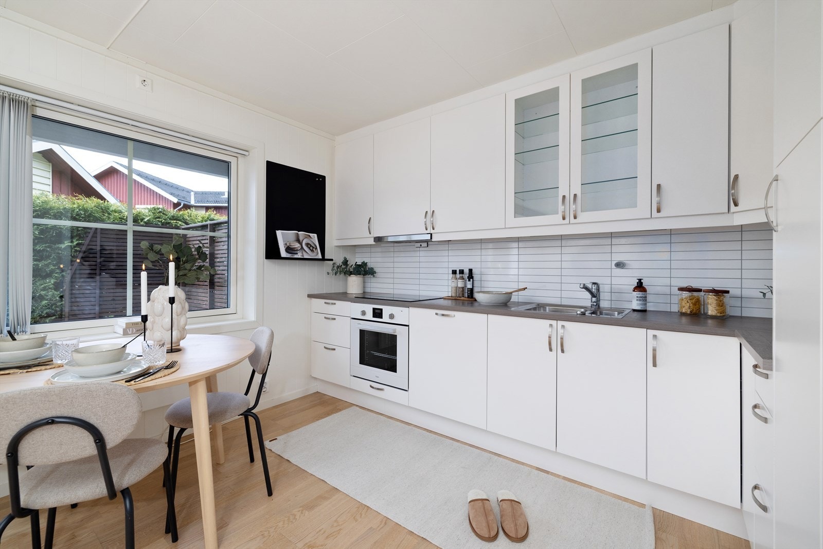 Leiligheten er fra 2017 og har en åpen stue- og kjøkkenløsning med gjennomgående parkett og balansert ventilasjon. Galleribilde