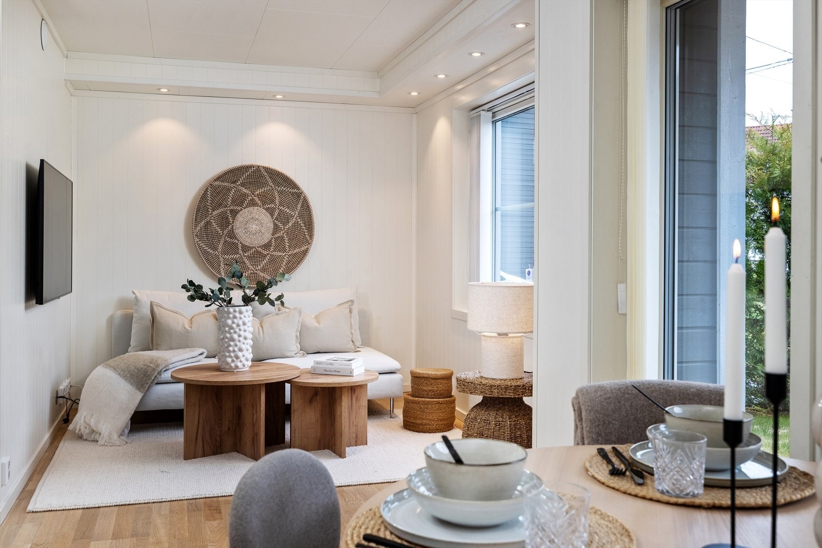 Stuen har plass til en komfortabel sofagruppe. Veggene har panelplater og gulvet er i parkett. Galleribilde