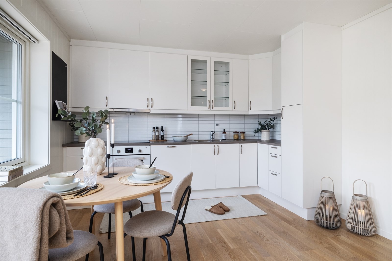 Kjøkkenet er utstyrt med integrert stekeovn, platetopp og oppvaskmaskin. Galleribilde