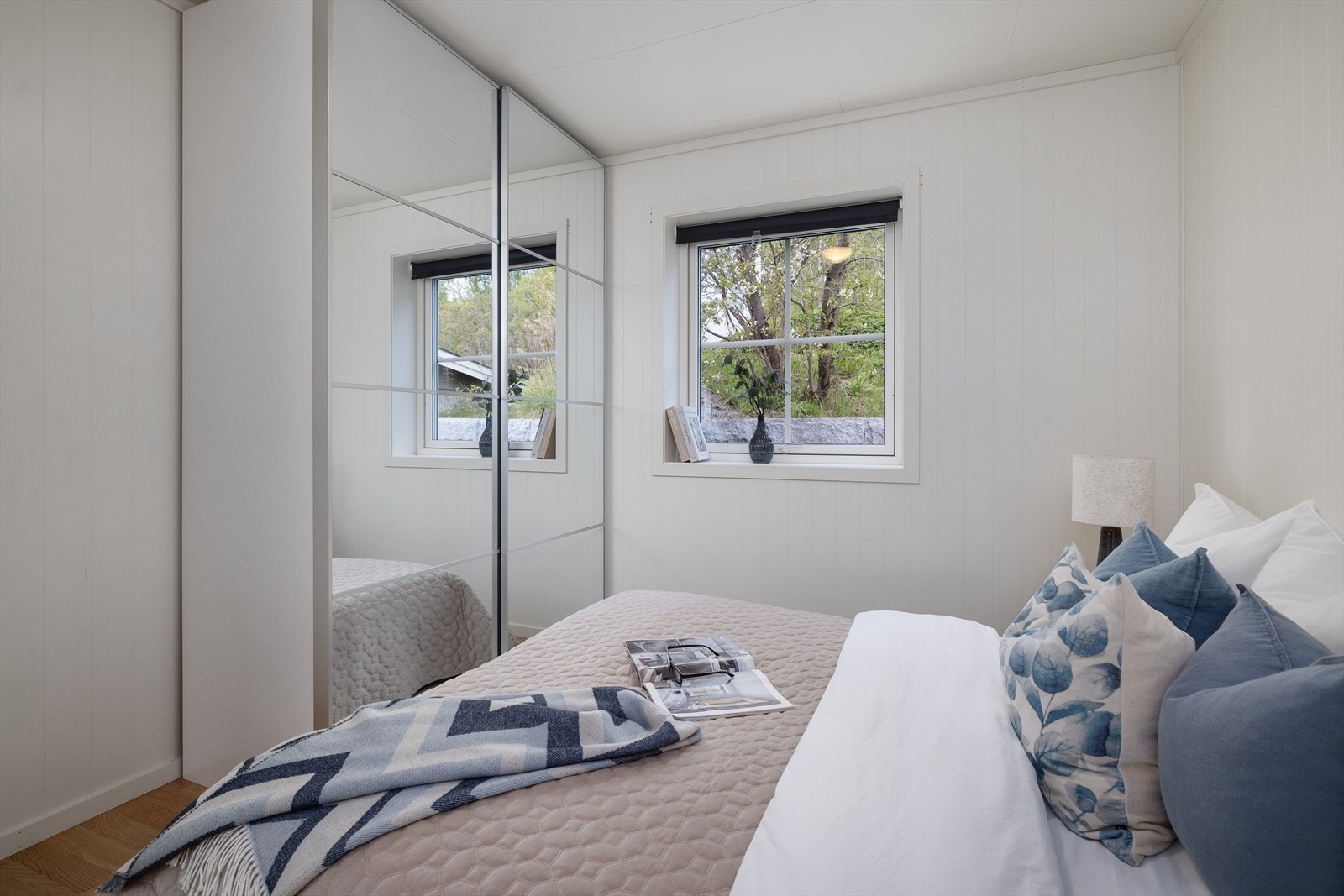 Skyvedørsgarderobe med speilfronter gir rikelig med oppbevaringsplass. Galleribilde