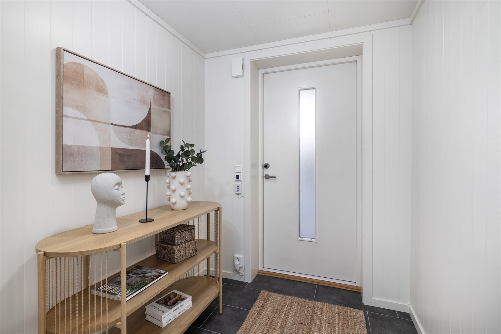 Ytterdøren har 3-lags isolerglass, som sammen med vinduene sikrer god termisk komfort. Galleribilde