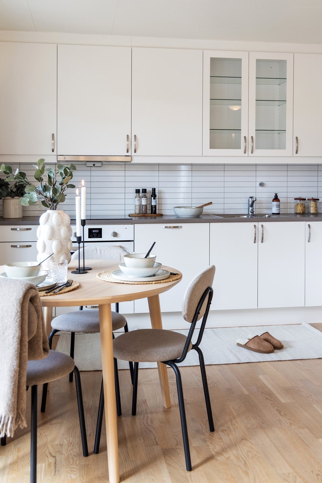 Kjøkkeninnredning med glatte fronter og laminatbenkeplate. Galleribilde