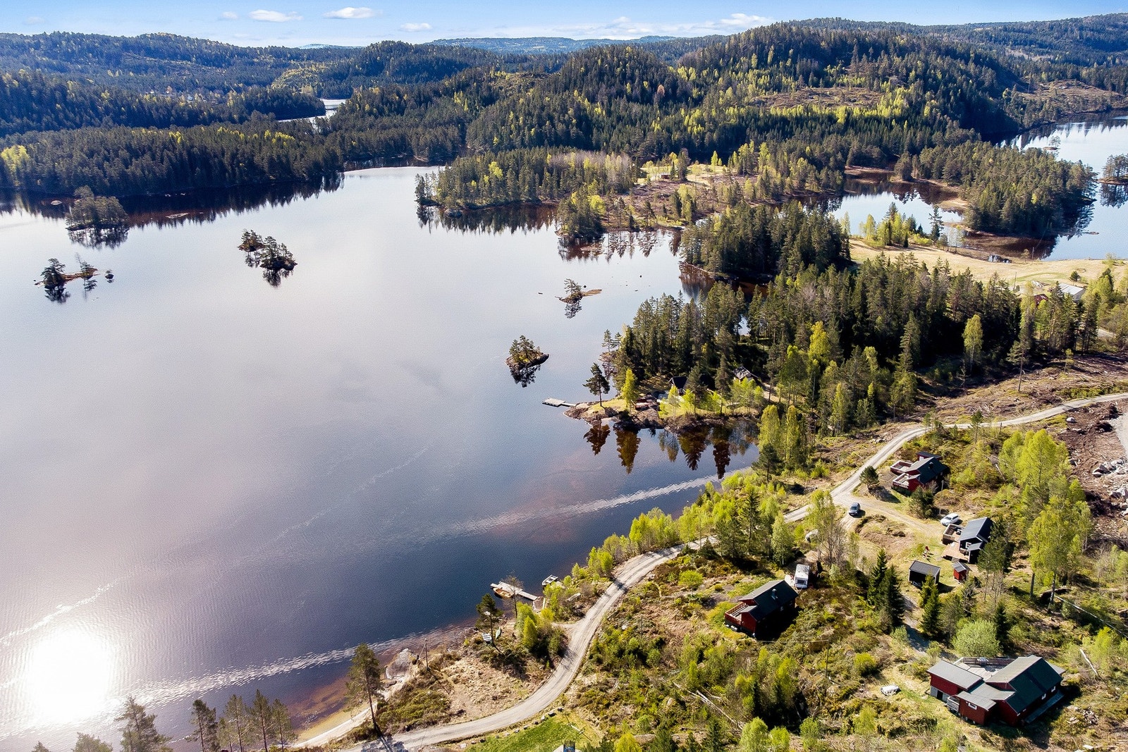 Egen liten brygge ligger ca. 100 meter nedenfor hytta. Galleribilde