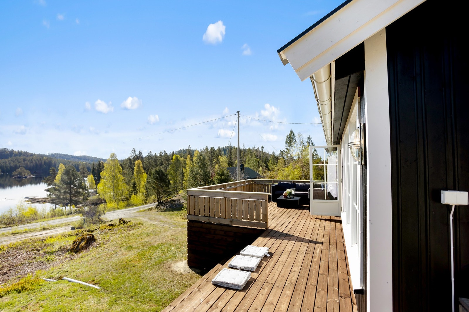 I tillegg medfølger bod, pumpehus/bod og parkering på egen gårdsplass. Galleribilde