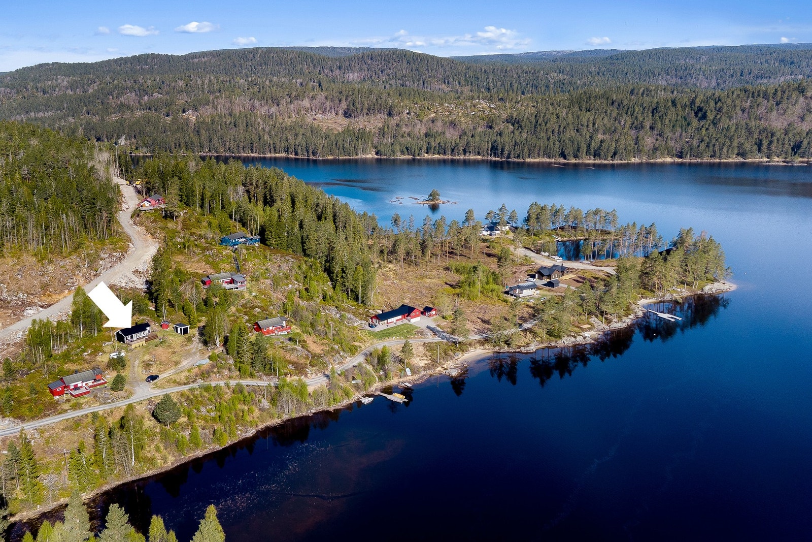 Egen liten brygge ligger ca. 100 meter nedenfor hytta, og området er perfekt for både rolige dager og aktivt friluftsliv året rundt. Galleribilde