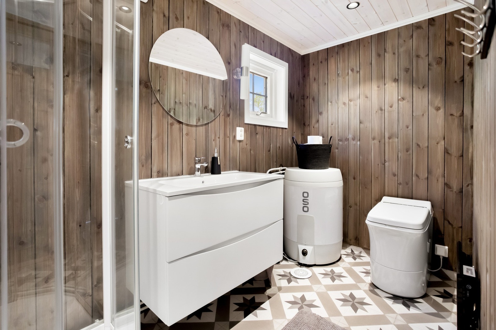 Badet, etablert i 2023/2024, holder en moderne standard og er innredet med servant i innredning, forbrenningstoalett og dusjkabinett. Galleribilde